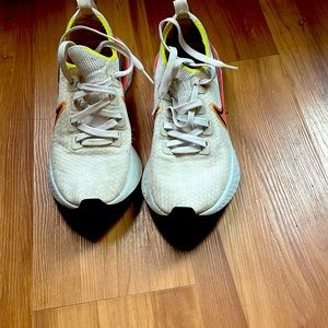 Women’s Nike react flyknit shoes. Used.